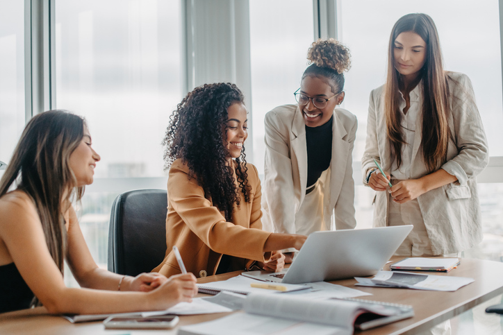 Amizade no ambiente de trabalho: pesquisa revela que mulheres desenvolvem amizades mais profundas