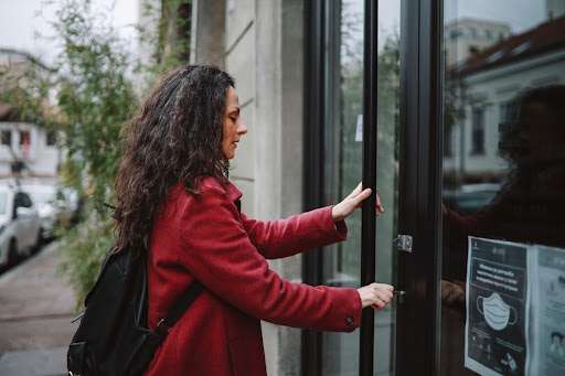 Nem o dinheiro, nem a solidão: segurança é a maior preocupação os brasileiros quando o assunto é morar sozinho, aponta estudo