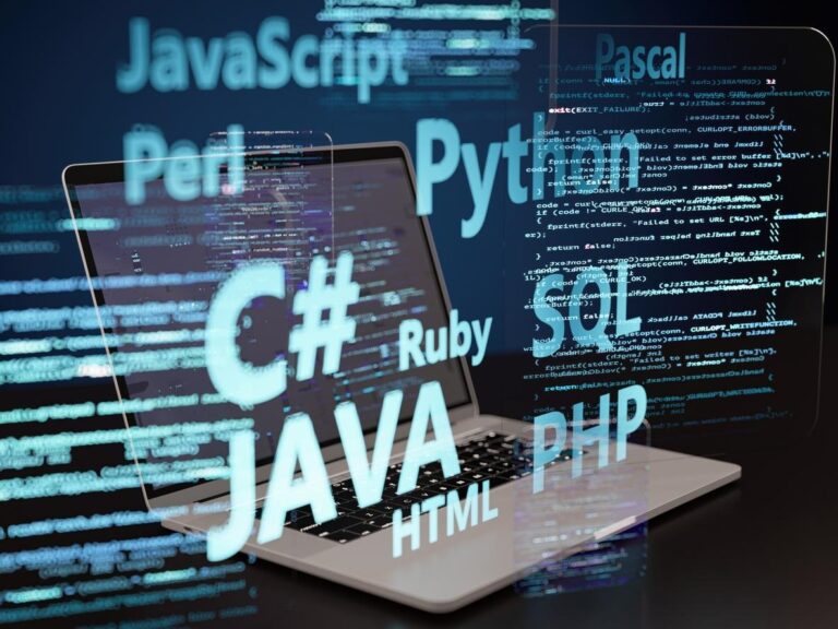 "Código", "sintaxe" e "java" estão entre os 10 termos de programação que mais geram dúvidas nos brasileiros; confira os demais